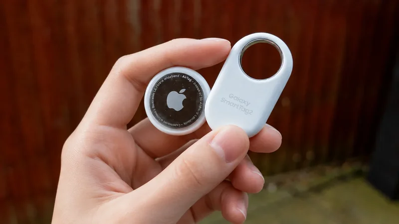 Apple AirTag vs. Samsung Galaxy SmartTag2: porovnanie lokátorov (2026)