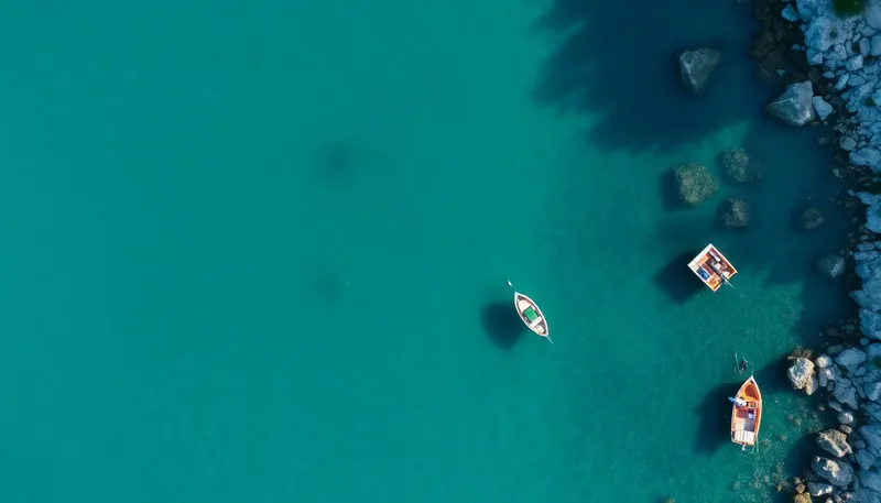 Dve malé loďky na tyrkysovom mori zhora