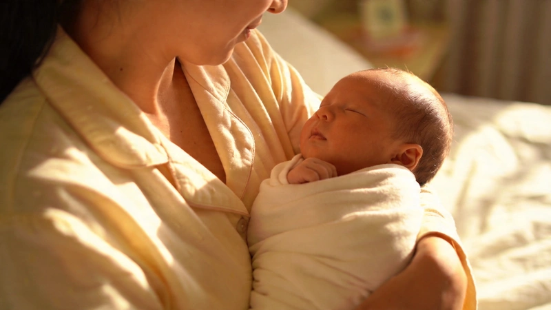 Rodina – matka s novorodencom v jemnom rannom svetle