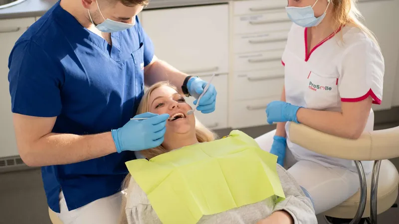 Zubár a dentálna hygienička ošetrujú pacientku na klinike ProSmile