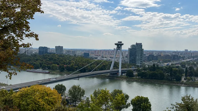 Panoráma Bratislavy s Dunajom, Mostom SNP a mestskou zástavbou