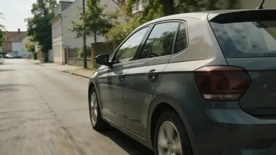 Autá a doprava - auto autoškoly počas jazdy na ceste