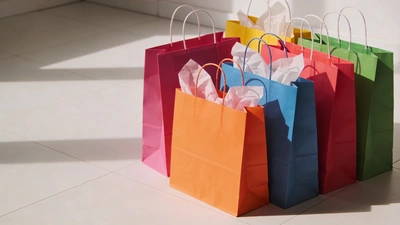 Farebné nákupné tašky na podlahe