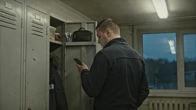 Zamestnanec si po pracovnej zmene kontroluje čistú mzdu v telefóne