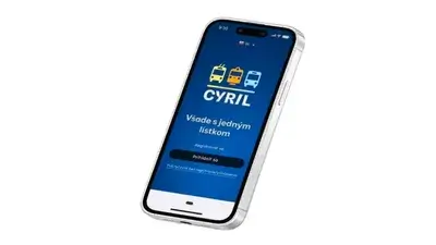 Smartfón s aplikáciou Cyril a QR kódom cestovného lístka na pozadí nástupišťa