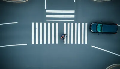 Priechod pre chodcov s cyklistom a autom zhora