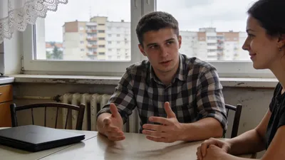 Muž si pri rozhovore v kuchyni pripravuje argumenty do motivačného listu