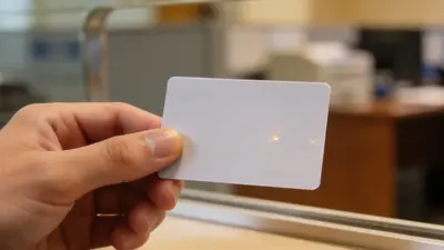Ruka drží identifikačnú kartu pri okienku úradu