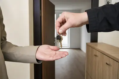 Detail odovzdávania kľúčov pri vstupe do prenajatého bytu