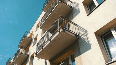 Fasáda moderného bytového domu s balkónmi v mestskej zástavbe