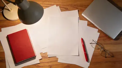 Pracovné inzeráty a životopisy rozložené na stole