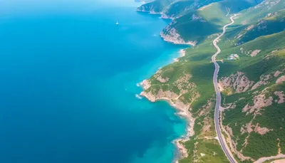 Vzdušný pohľad na cestu popri tyrkysovom mori