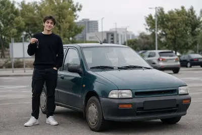 Mladý vodič pri prvom ojazdenom aute na parkovisku