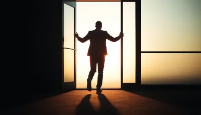 Pracovné právo – výpovedná lehota: muž v otvorených dverách