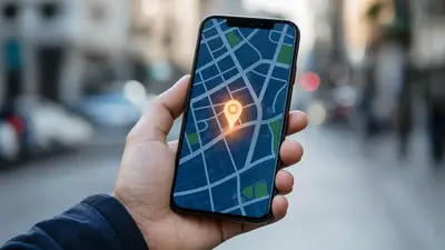 Ruka drží telefón s mapou a bodkou polohy, sledovanie polohy telefónu cez GPS