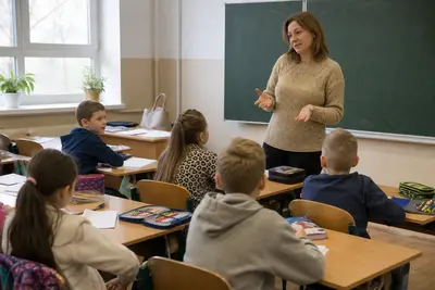 Slovenská učiteľka a žiaci v modernej školskej triede