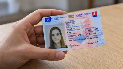 Slovenský občiansky preukaz vo vzorovom prevedení v ruke, s číslom dokladu a rodným číslom