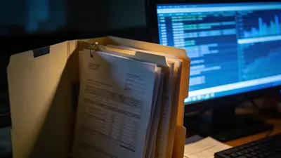 Otvorený spis so záznamami pri obrazovke počítača
