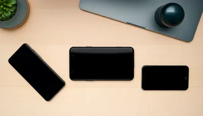 Tri smartfóny položené na svetlom stole