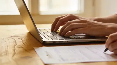 Osoba vypĺňa na notebooku formulár na založenie živnosti