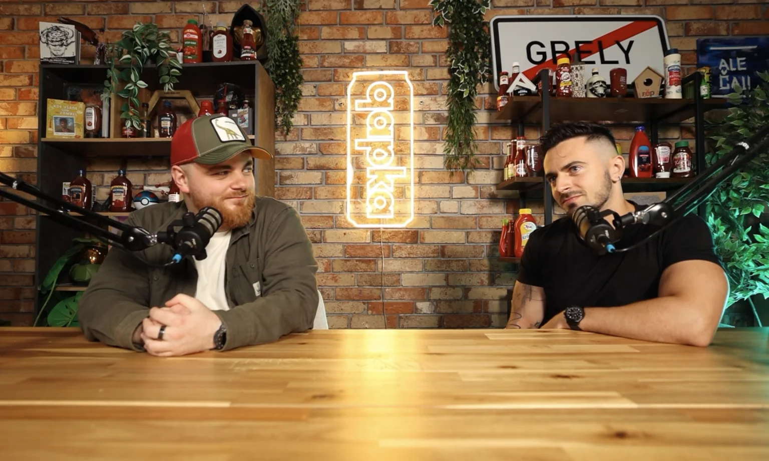 Peter a Roman v štúdiu PRD s prečiarknutou dopravnou tabuľou Gbely v pozadí