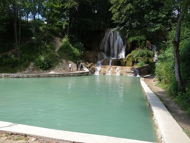 Historické kúpeľné budovy v Lúčkach obklopené zeleňou