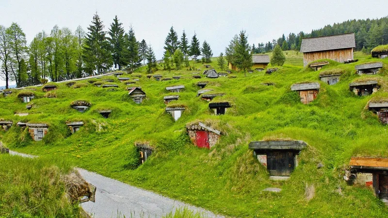 Liptovská Teplička s terasovitými poliami a horami v pozadí