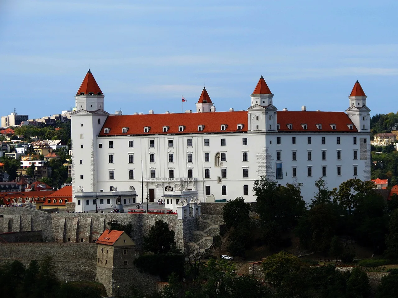 Bratislavský hrad nad mestom pri prehľade životných nákladov v Bratislave
